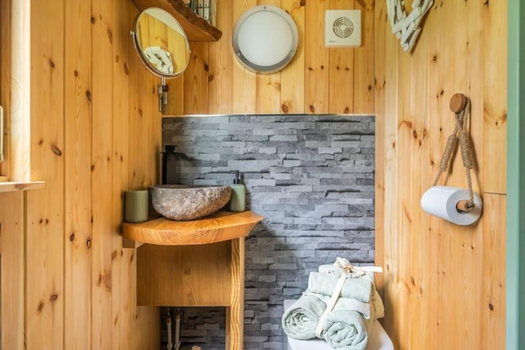 Spinney Retreats - 2 X Unique Shepherds Huts Dog Friendly Northampton Exteriör bild